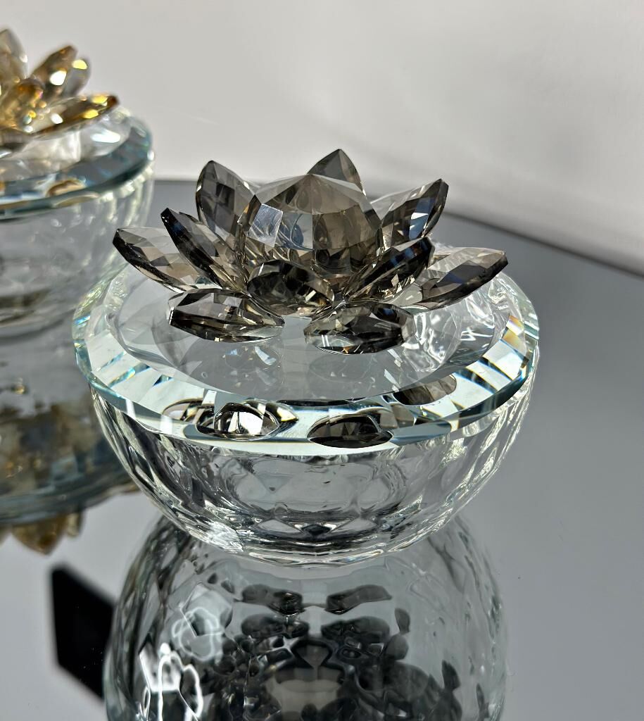 KRİSTAL KAPAKLI NİLÜFER CAM MÜCEVHER KUTU ŞEKERLİK FÜME