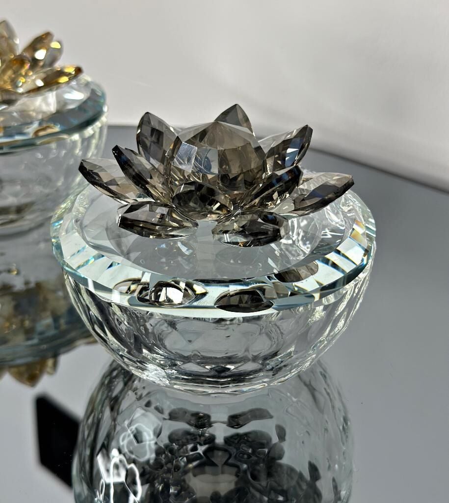 KRİSTAL KAPAKLI NİLÜFER CAM MÜCEVHER KUTU ŞEKERLİK FÜME