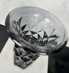 AYAKLI PRİZMA CAM VAZO FÜME 28X18 CM