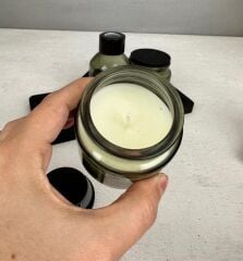 TEPSİLİ MUM VE KOKU SETİ YEŞİL OSMANTHUS GREEN TEA